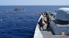 難民船、地中海での転覆相次ぐ　死者７００人以上か