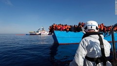 地中海漂流の難民救助、３日間で８５００人