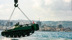 古い戦車を海中にドボン、海洋生物の「海底公園」に　レバノン沖