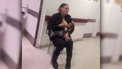 女性警官、泣き叫ぶ赤ん坊見つけ母乳あげる　アルゼンチン