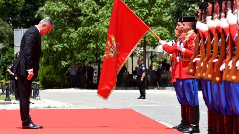 国旗に敬礼するモンテネグロのジュカノビッチ大統領/SAVO PRELEVIC/AFP/Getty Images