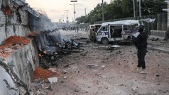車爆弾が相次いで爆発、３０人死亡　ソマリア首都