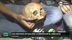 優勝祝うサッカーファン、亡き祖父の頭蓋骨掘り起こし喜び分かち合う　アルゼンチン
