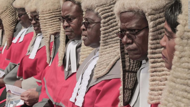 植民地時代の伝統からかつらを着けて列席するジンバブエの裁判官/Belal Khaled/NurPhoto via Getty Images