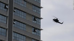 スリランカ空軍のヘリが武装勢力の潜伏拠点とみられる住宅の上空を飛んでいる