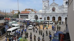 スリランカ軍の要員が聖アンソニー教会の前で警戒に当たる様子