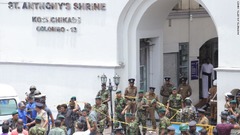 聖アンソニー教会の前で警戒に当たるスリランカ軍の要員