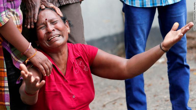 聖アンソニー教会で爆発があった後、涙を流す女性＝２１日、コロンボ/Dinuka Liyanawatte/Reuters