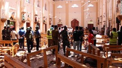 治安当局者が聖セバスチャン教会の爆発現場を歩く様子＝ネゴンボ