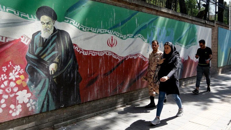 イランは低濃縮ウランの貯蔵量が核合意で定められた上限を突破したと発表した/ATTA KENARE/AFP/AFP/Getty Images