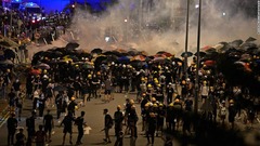 香港デモ隊、議会を占拠　行政長官は暴力行為を非難