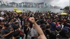 香港・九龍地区で大規模デモ、中国人観光客に訴え