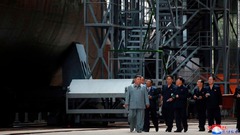 金正恩氏、建造中の潜水艦を視察　国営メディアが写真公開