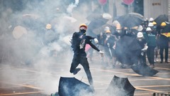香港デモ８週目、本土境界近くで警官隊とデモ隊が衝突