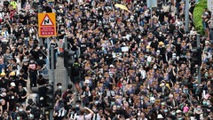 香港中心部、デモ隊と警官隊の衝突でまひ状態に 