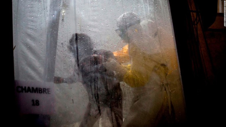 エボラ出血熱の治療薬について、ＷＨＯが効果の高い２種類に絞る判断を下した/John Wessels/AFP/Getty Images