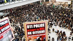 香港空港、デモで一時閉鎖　中国から「テロ行為」の批判も