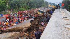バングラデシュで列車衝突　１２人死亡、約１００人負傷