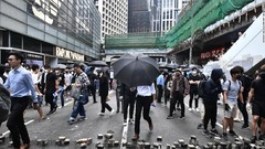 香港の混乱続く　学校は休校、警官隊とデモ隊が衝突