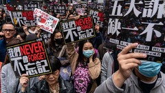 香港で元日恒例のデモ行進、警官と衝突して中止に