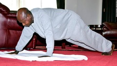 ７５歳大統領、筋トレ動画公開で自宅待機呼び掛け　ウガンダ