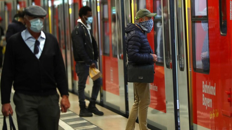 ミュンヘンの駅ではマスクを付けた人々の姿が見られた＝２７日、ドイツ/Matthias Schrader/AP