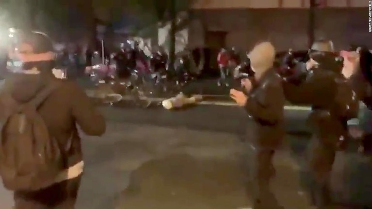 警官がデモ参加者の頭部を自転車で引く現場を映した動画がツイッターに投稿された/Ccourtesy Joey Wieser