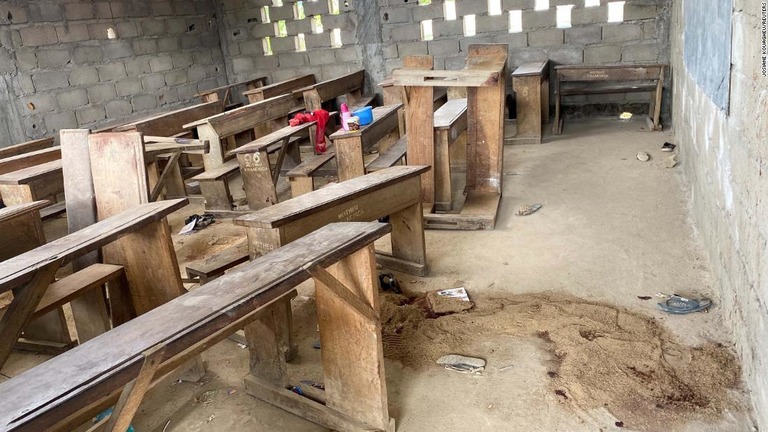 現場となった学校。血に染まった床が砂で覆われている/Josiane Kouagheu/Reuters