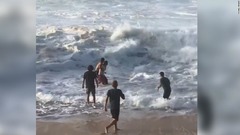 高波にさらわれた女性、プロサーファーが飛び込み救助　ハワイ