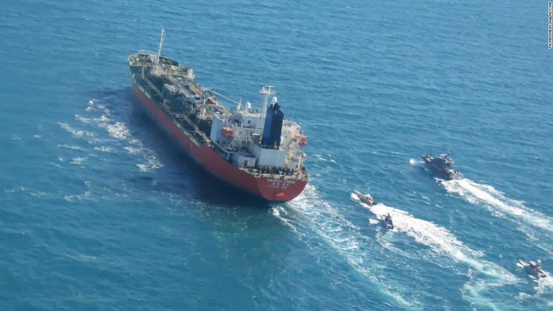 拿捕された韓国船籍のタンカー。イラン革命防衛隊の艦艇が随伴している＝４日、ペルシャ湾/Tasnim News Agency/AP