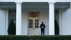 米海兵隊員がホワイトハウス西棟の外に立っている。トランプ氏は弾劾訴追の採決時に大統領執務室にいたと見られる