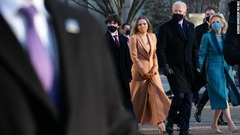 ホワイトハウスに向かう中、最後の道程は車を降りて家族とともに歩いて向かった