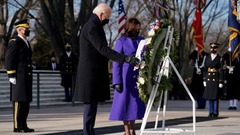 アーリントンの無名戦士の墓で献花式に臨むバイデン大統領とハリス副大統領