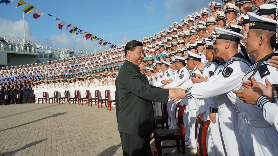 習主席が空母部隊の代表などと面会する様子＝１９年１２月１７日、海南省三亜市の海軍基地/Li Gang/Xinhua News Agency/Getty Images