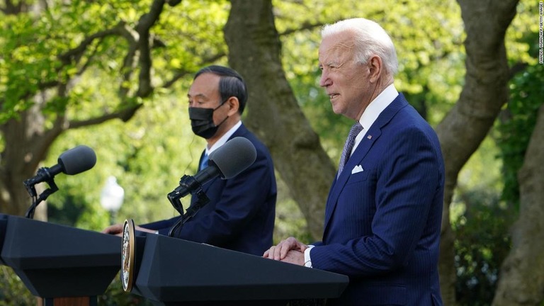 共同会見に臨むバイデン大統領（右）と菅義偉首相/MANDEL NGAN/AFP/Getty Images