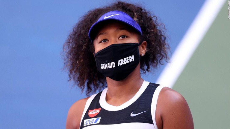 大坂なおみ選手は２０２０年の全米オープンで、人種差別などで犠牲となった人々の名前を記したマスクを着用した/Al Bello/Getty Images