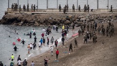 ６０００人の移民、泳いでモロッコからスペイン領セウタへ　１人溺死