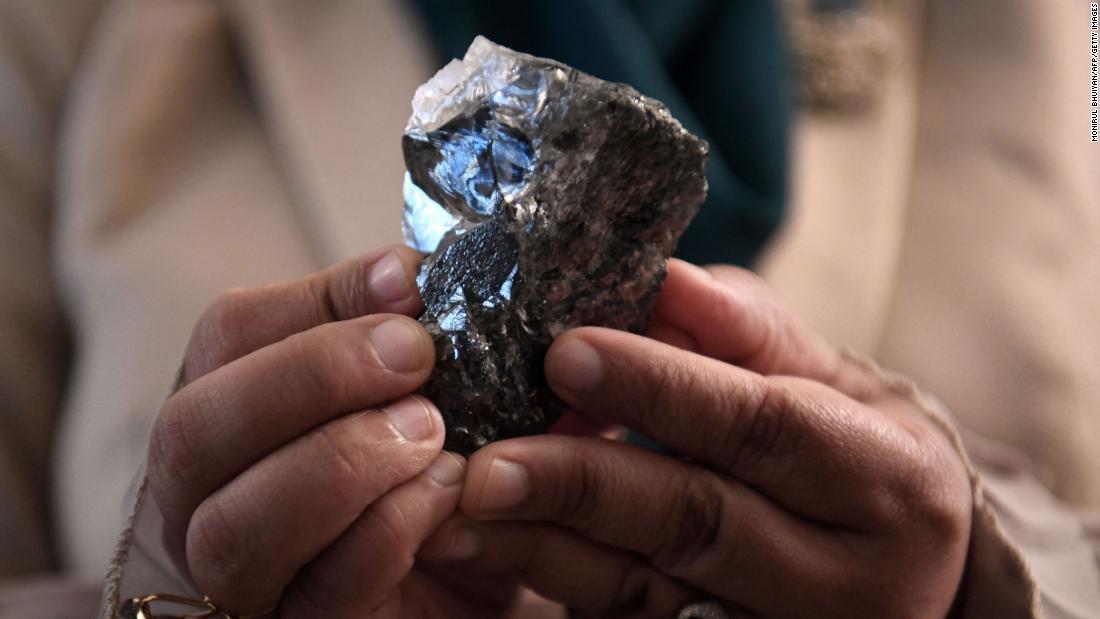 ボツワナ政府の職員が持つ１１７４カラットのダイヤモンド＝ボツワナ・ハボローネ/Monirul Bhuiyan/AFP/Getty Images