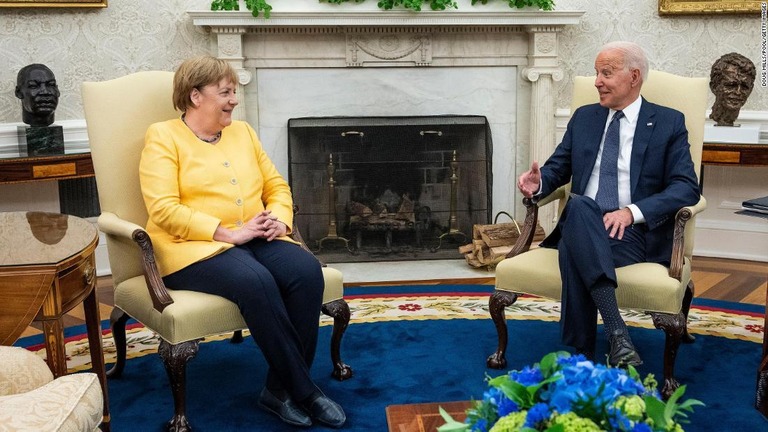 ドイツのメルケル首相とバイデン米大統領＝１５日、米ワシントンＤＣ/Doug Mills/Pool/Getty Images