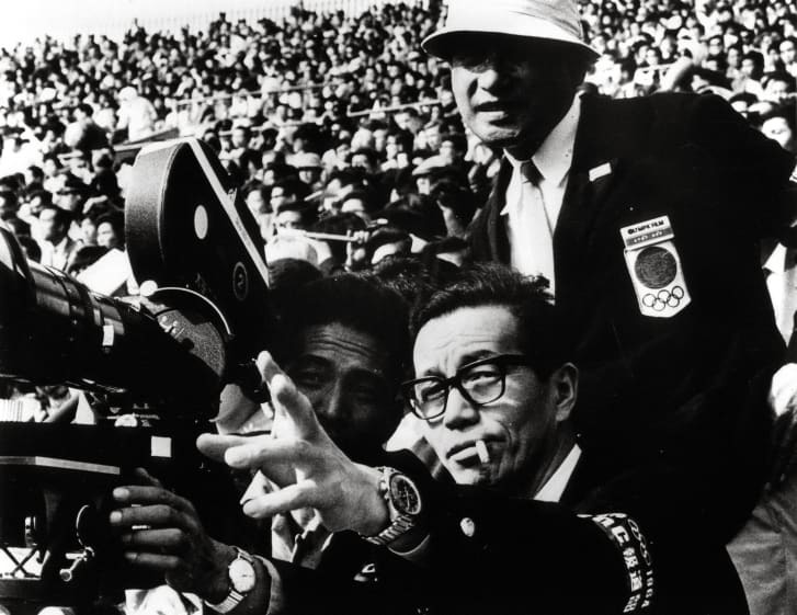 １９６４年の前回東京五輪で撮影スタッフに指示を与える市川崑監督（中央）/Alamy Stock Photo