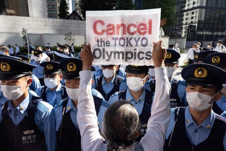 警察官と対峙し、東京五輪の中止を訴える抗議デモ参加者＝７月１７日/YUKI IWAMURA/AFP/AFP via Getty Images