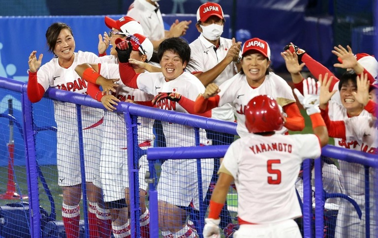ソフトボールは決勝で米国と激突。５回に追加点を挙げ喜ぶ日本の選手たち/Koji Watanabe/Getty Images