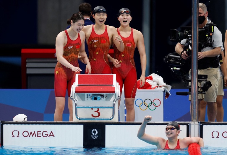 競泳女子８００メートルリレーで金メダルを獲得し喜ぶ中国チーム/Odd Anderson/AFP/Getty Images