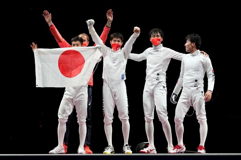 フェンシング男子エペ団体で決勝に勝利した日本チーム/Andrew Medichini/AP