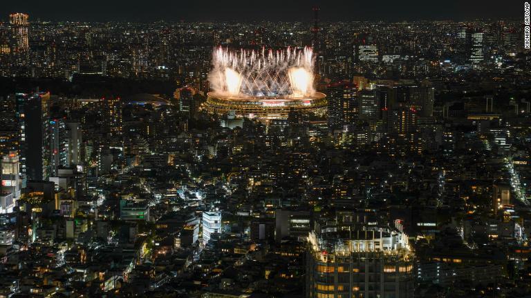 国立競技場の上空に打ち上げられた花火/Kiichiro Sato/AP