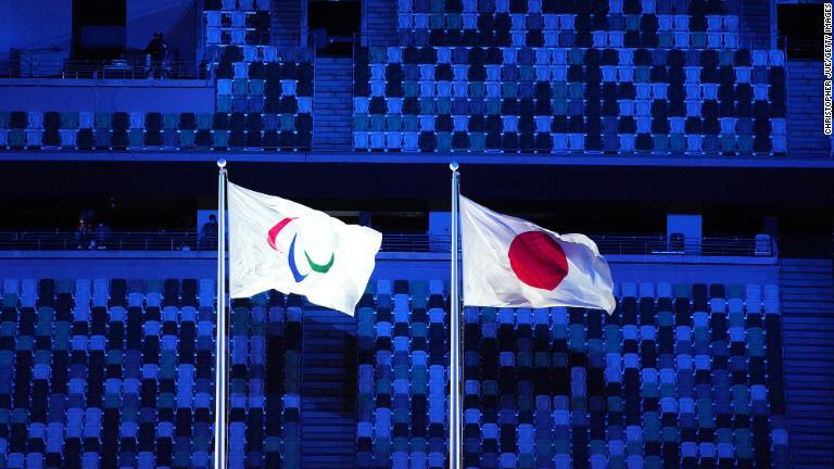 式典で掲げられたパラリンピックと日本の旗/Christopher Jue/Getty Images