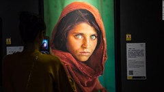ナショジオの表紙飾った「アフガンの少女」、イタリアで難民認定