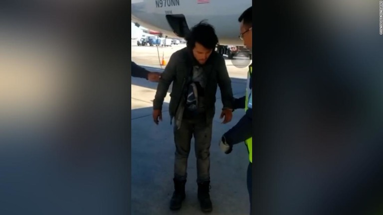 航空機の車輪格納スペースに隠れていた男が空港で拘束された/@onlyindade/Instagram