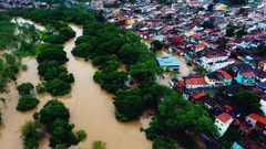 ブラジルで洪水被害　１８人死亡、数万人避難　住宅や道路が水没