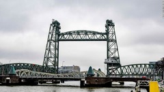 オランダの歴史ある橋、大型船通過のため解体か　ベゾス氏所有との報道